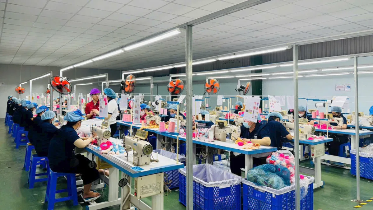 Dây chuyền may thú bông – công đoạn cắt may theo rập